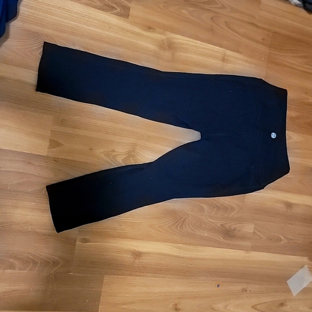 Eddie Bauer is black tights